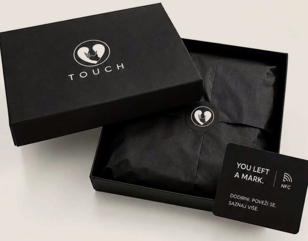 TOUCH mat crna kutija sa zaštitnim papirom i NFC karticom